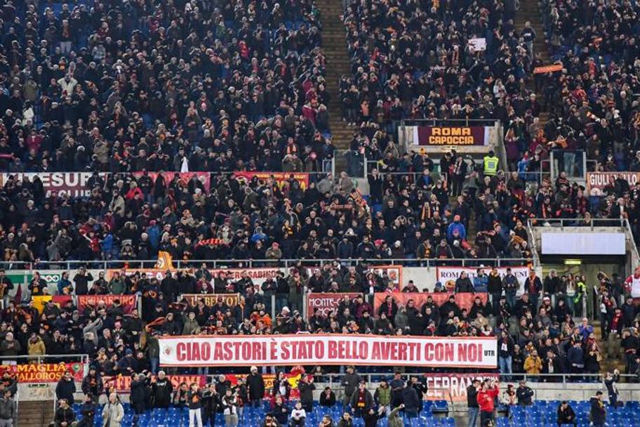 Lo striscione dedicato al 31enne morto domenica scorsa prima della partita contro l&#39;Udinese. Ansa